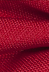 Czerwony, teksturowany materiał z wovanym wzorem, posiadający gładką powierzchnię i lekki połysk. Materiał wydaje się trwały i ściśle tkany.