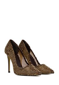 Hakken met een bruine gaas bovenkant versierd met gouden studsen, spitse neus en zwarte stilettohakken. Glad binnenwerk.