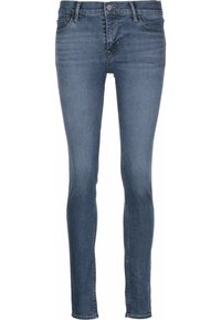 Jeans ajustados de mezclilla azul con una cintura de altura media, cinco bolsillos y un ligero desvanecimiento. Presentan un cierre con cremallera y botón de metal.