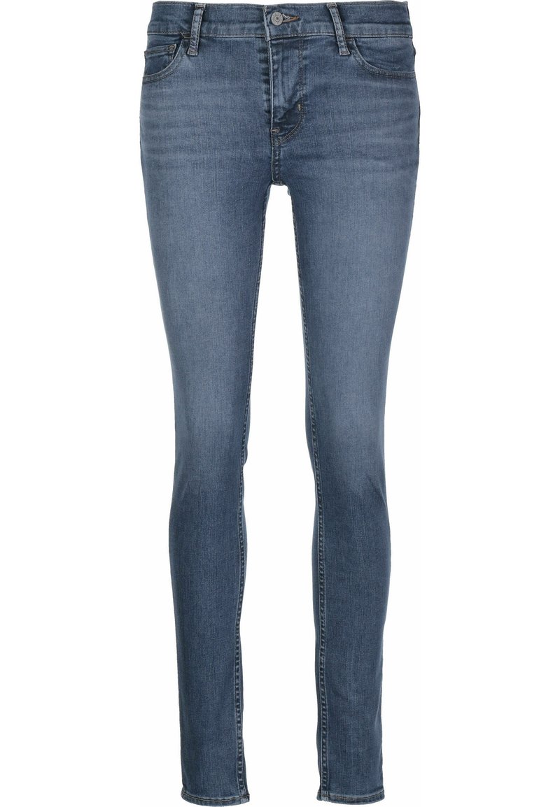 Jeans ajustados de mezclilla azul con una cintura de altura media, cinco bolsillos y un ligero desvanecimiento. Presentan un cierre con cremallera y botón de metal.