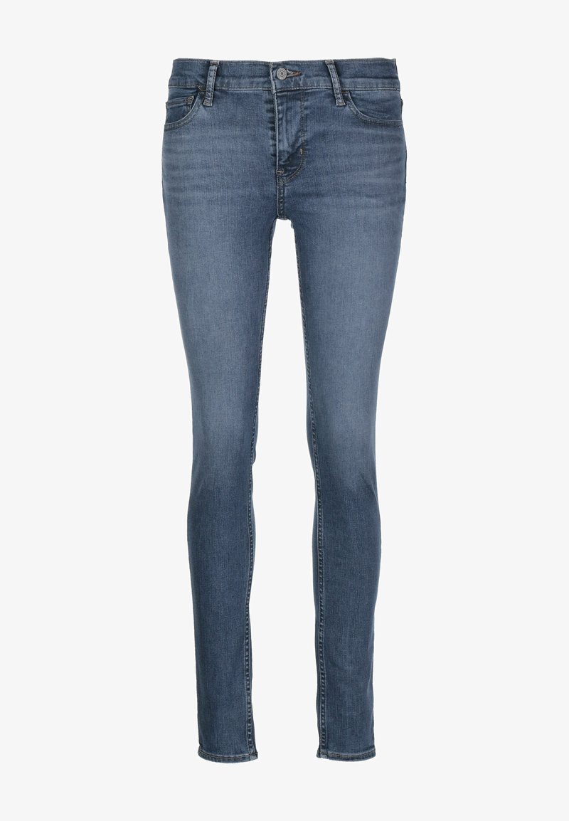 Jeans ajustados de mezclilla azul con una cintura de altura media, cinco bolsillos y un ligero desvanecimiento. Presentan un cierre con cremallera y botón de metal.