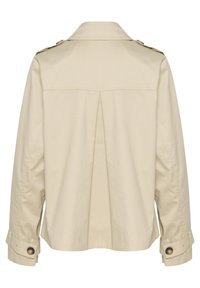 Beige jack met een rugplooien, gestructureerde kraag en knoopdetails bij de manchetten, gemaakt van een gladde stof met een minimalistisch ontwerp.
