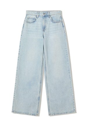 Jean bleu clair à jambes larges en denim, présentant une taille haute, cinq poches, et un léger délavage sur le tissu.