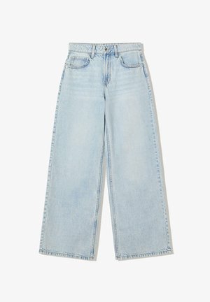 Jean bleu clair à jambes larges en denim, présentant une taille haute, cinq poches, et un léger délavage sur le tissu.