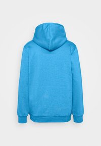 Blå huvtröja i mjukt tyg, med långa ärmar, en känguruficka och en texturerad yta.