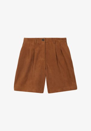Shorts taille haute en daim marron avec plis à l'avant, passants pour ceinture, fermeture par bouton et jambes légèrement évasées.
