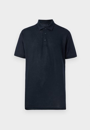 Tricou polo cu mâneci scurte, albastru închis marin, cu guler și deschidere cu trei nasturi, afișat pe un fundal simplu și deschis la culoare.