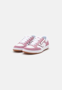 Rosa semsket og hvitt lær lave sneakers med hvite lisser, perforert tå og lysebrun gummisåle, med et sidelogo-detalj.
