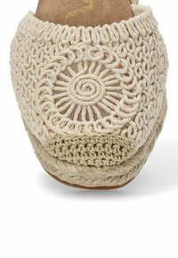 Sandal in crochet beige con motivo a cerchi, base in juta testurizzata e design della punta rotonda, dotato di rivestimento in tessuto morbido.