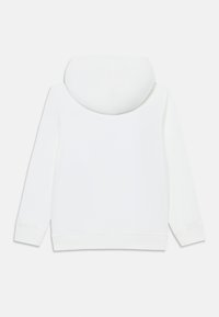 Sweat à capuche blanc avec une texture lisse, des manches longues et une capuche arrondie. Aucun élément de design supplémentaire ou graphique n'est visible.