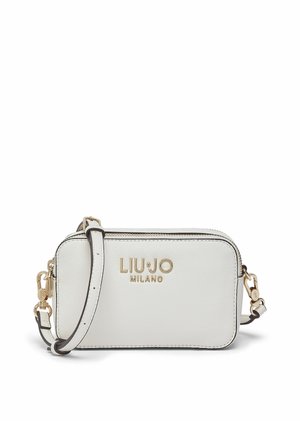 Bela usnjena torbica čez ramo z zlatim okovjem, zadrgo in nastavljivim trakom. Ima vtisnjen logotip in kontrastne šive.