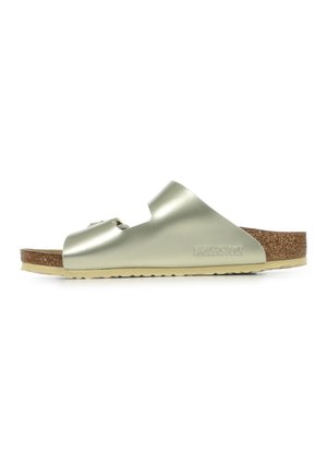 Sandalo Birkenstock a fascia scivolata color oro metallizzato con plantare in sughero e cinturino regolabile con fibbia su sfondo bianco.