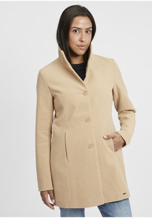 Beige Wollmantel mit hohem Kragen, ausgestattet mit fünf Knöpfen, seitlichen Taschen und taillierter Passform. Glatte Textur mit einem klaren Design.