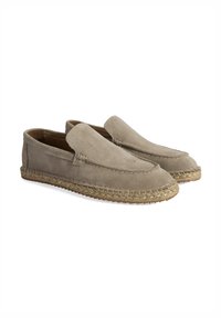 Suède instapschoenen in lichtbeige met een gevlochten juten zool. Ronde neus en minimale stikseldetails op de bovenkant. Zachte textuur.
