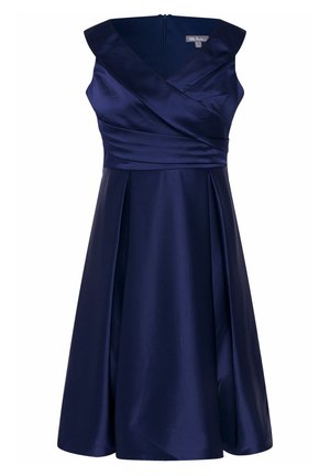 Abito di raso blu navy con scollatura a V, spalline larghe e vita aderente. Presenta una gonna plissettata e una chiusura con cerniera sul retro.