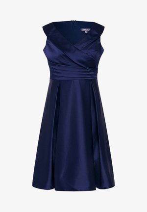 Abito di raso blu navy con scollatura a V, spalline larghe e vita aderente. Presenta una gonna plissettata e una chiusura con cerniera sul retro.