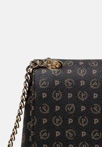 Borsa nera texture con un motivo a logo ripetuto in oro, dotata di una tracolla a catena dorata e di un'ornamentazione circolare sul lato.