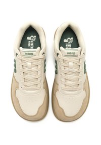 Sneaker beige con tomaia in pelle liscia e accenti in suede marrone. Caratterizzate da occhietti verdi e solette, con suola in gomma.