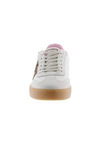 Vit lädersneaker med texturerad yta, beige gummisula, rosa inredning och en kontrasterande brun stjärnlogotyp på sidan. Snörning för stängning.