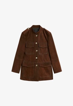 Braune Wildlederjacke mit Stehkragen, zwei Brusttaschen und zwei aufgesetzten unteren Taschen. Mit goldfarbenen Knöpfen und Schulterklappen.