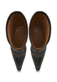 Crne gležnjače šiljastih prstiju s teksturiranim kožnim površinama i unutarnjom postavom boje kože, s vidljivim početnim slovima marke "CG" iznutra.