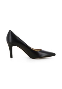 Pump nera in pelle con tacco alto, punta affusolata, texture liscia e design del tacco snello. Presenta uno stile slip-on e un'estetica minimalista.