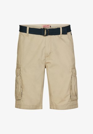 Beige Cargo-Shorts mit flachem Bund, Gürtelschlaufen, verstellbarem dunkelblauen Gürtel, Seitentaschen und einem glatten, leichten Stoff.