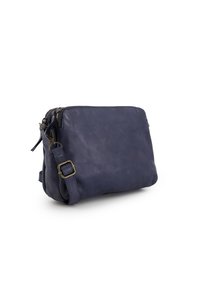 Navyfarbene Leder-Crossbody-Tasche mit einem Reißverschluss, verstellbarem Tragegurt und glatter Textur. Mit Messingbeschlägen und rechteckiger Form.