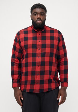 Camisa de cuadros roja y negra de botones con mangas largas, que presenta un collar y cierre de botones en la parte frontal. Material de algodón con una textura suave.