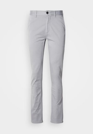 Pantalon slim fit gris clair en coton tissé. Il dispose d'une fermeture à un bouton, de passants de ceinture et de jambes droites avec une texture minimale.