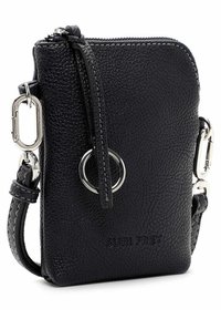 Černá kožená crossbody kabelka s texturou, se zipovým uzávěrem, stříbrnými kovovými doplňky, spleteným popruhem a kulatým akcentem.