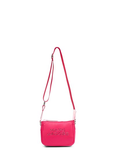 Borsa a tracolla fucsia acceso Marc Jacobs con tracolla regolabile e borchie argento che formano il nome del marchio sulla parte anteriore.
