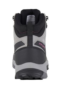 Scarpe da trekking grigie e nere con una finitura testurizzata, dotate di un colletto imbottito, dettagli rosa e una suola robusta per una maggiore aderenza.