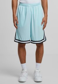 Shorts de sport bleu clair en tissu lisse, avec des bandes noires et blanches le long de l'ourlet et une taille élastique.