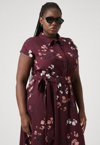 Vero Moda Curve VMNEWHALLIE LONG DRESS - Maxikjole - winetasting