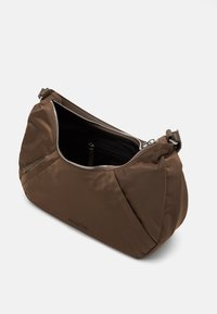 Sac à épaule en tissu marron avec fermeture éclair, présentant un design légèrement froncé, du matériel en métal argenté et une poche intérieure sombre.