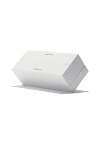 Vitt rektangulärt förpackning med en elegant design. Innehåller minimalistisk text "HAWKERS" och geometriska accenter. Slät yta, vinklad presentation.