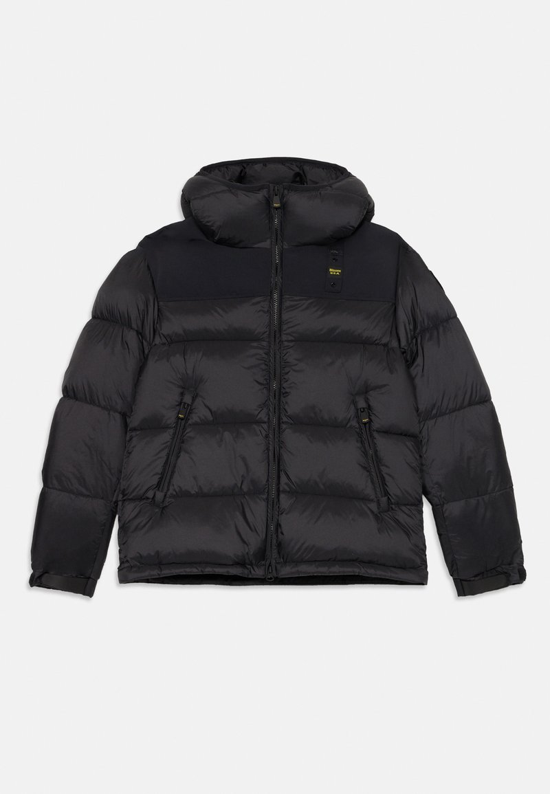 Giacca a vento nera con cappuccio. Caratterizzata da una zip frontale, due tasche laterali e un mix di materiali opachi e lucidi. Design a cuciture orizzontali.