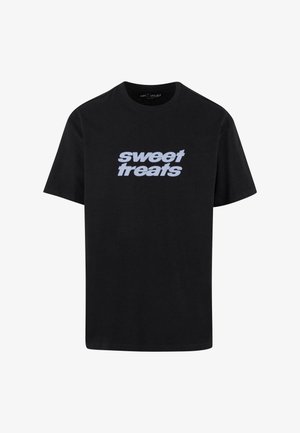 Must t-särk mustast puuvillast, millel on rindkere piirkonnas kontrastse helesinise fondiga prinditud tekst "magusad maiuspalad". Lühikesed varrukad ja ümar kaelus.