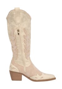 Botas de vaquero beige con un diseño decorativo de hojas, hechas de ante. Tienen un cierre de cremallera y un modesto tacón apilado.