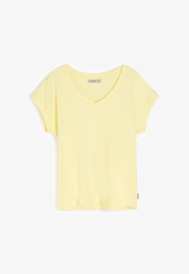 Żółta koszulka z dekoltem w serek, z krótkimi rękawami, wykonana z miękkiego materiału, o luźnym kroju i stębnowanym dole, bez widocznych wzorów czy ozdób.