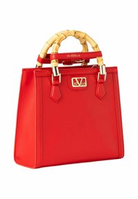 Rote Lederhandtasche mit strukturiertem Design, Bambusgriffen, goldenen Beschlägen und einem Logo auf der Vorderseite. Glatte Textur, quadratische Form.