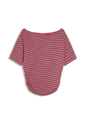 Top cu dungi gri și roșii, cu umerii goi și mâneci scurte, având o textură moale și tiv curbat în partea din spate.