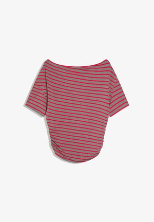 Haut rayé gris et rouge à épaules dénudées avec manches courtes, présentant une texture douce et un ourlet incurvé à l'arrière.