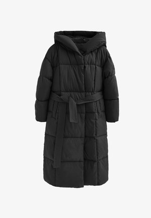 Doudoune noire avec capuche, dotée d'une taille ceinturée, d'une texture matelassée et de manches longues. Le design comprend de larges panneaux et des accents côtelés.
