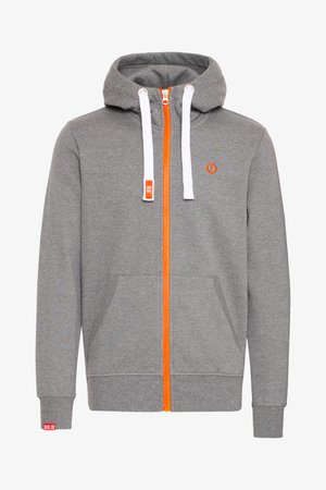 Grijze rits hoodie met oranje rits en accenten. Beschikt over witte trekkoorden, kangoeroezakken en geribbelde manchetten. Zachte stoftextuur.