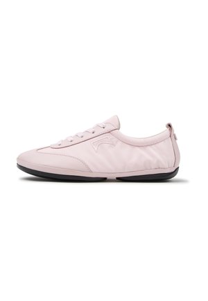 Lyserød lavprofileret sneaker med sort sål, snøremark foran og et diskret broderet logo på siden, vist fra ydersiden.