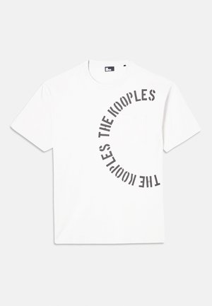 Hvid bomulds T-shirt med et rundt grafisk tryk i mørkegrå tekst, der står "THE KOOPLE." Kortærmede og med brystlomme.