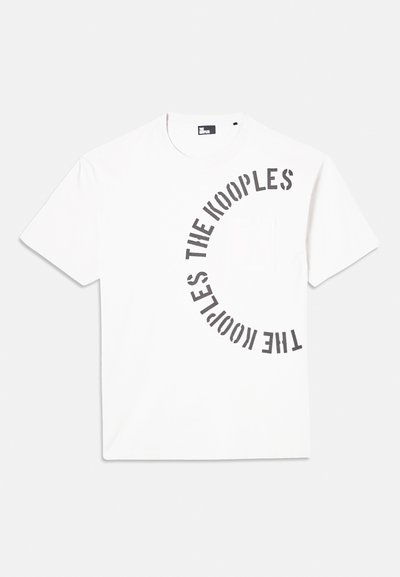 Hvid bomulds T-shirt med et rundt grafisk tryk i mørkegrå tekst, der står "THE KOOPLE." Kortærmede og med brystlomme.