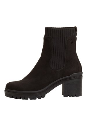 Bottine en daim noir avec talon épais, panneau latéral élastique côtelé et semelle crantée pour une meilleure adhérence.